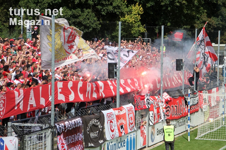 Ultras des Halleschen FC zünden Pyrotechnik