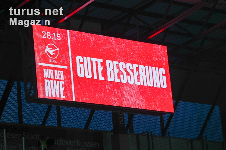 Anzeigentafel Gute Besserung Rot-Weiss Essen vs. SV Waldhof Mannheim Spielfotos 12.11.2023