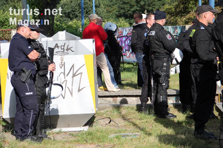 Polnische Polizei nimmt Fußballfans aus Gdansk in Augenschein