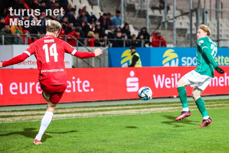Lucas Brumme, Leon Sommer Rot-Weiss Essen vs. VfB Lübeck Spielfotos 15.12.2023