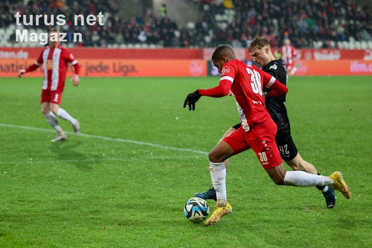 Isaiah Young, Julian Eitschberger Rot-Weiss Essen vs. Hallescher FC Spielfotos 19.12.2023