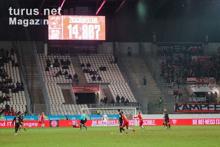 Zuschauerzahl Anzeigentafel Rot-Weiss Essen vs. Hallescher FC Spielfotos 19.12.2023