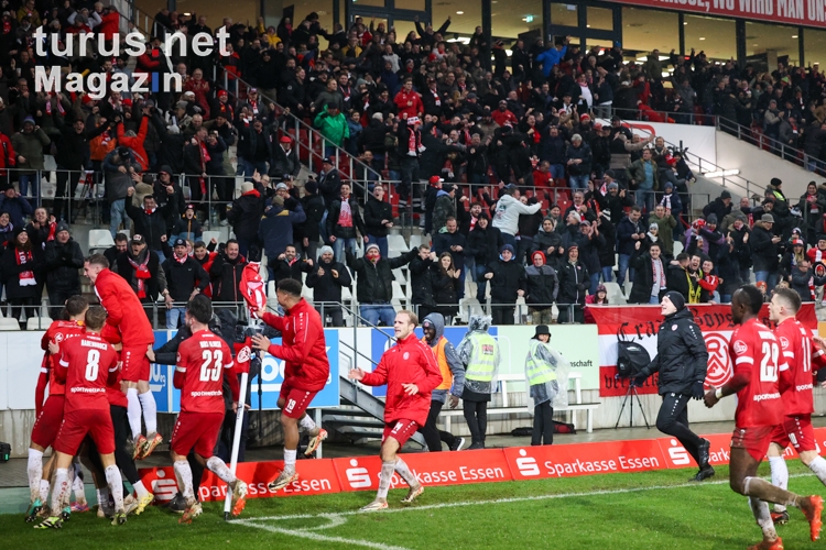 Rot-Weiss Essen jubelt über 3:2 gegen Hallescher FC 19.12.2023