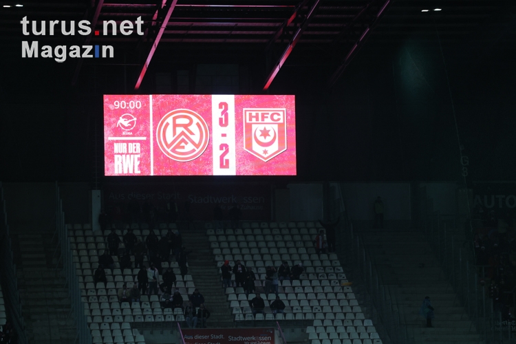 Anzeigentafel Endstand Rot-Weiss Essen vs. Hallescher FC Spielfotos 19.12.2023