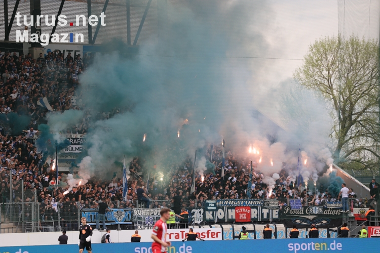 MSV Duisburg Fans zünden Pyrotechnik in Essen 07.04.2024