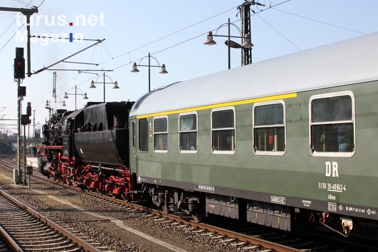 Dampflokomotive und Reichsbahnwaggon