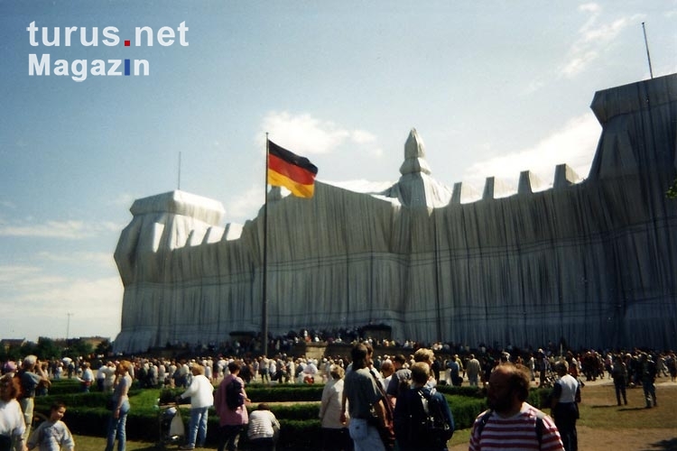 Verhüllter Reichstag im Sommer 1995