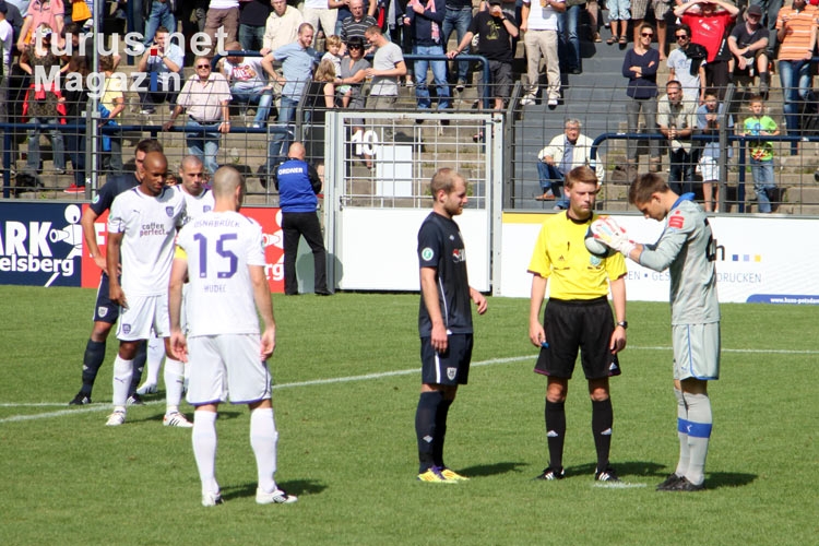 Strafstoß für Babelsberg 03! VfL-Keeper Nils Zumbeel testet den Ball