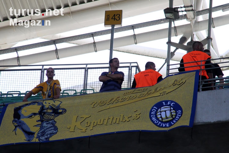 Lok-Fans zeigen Flagge beim Leipziger Derby 