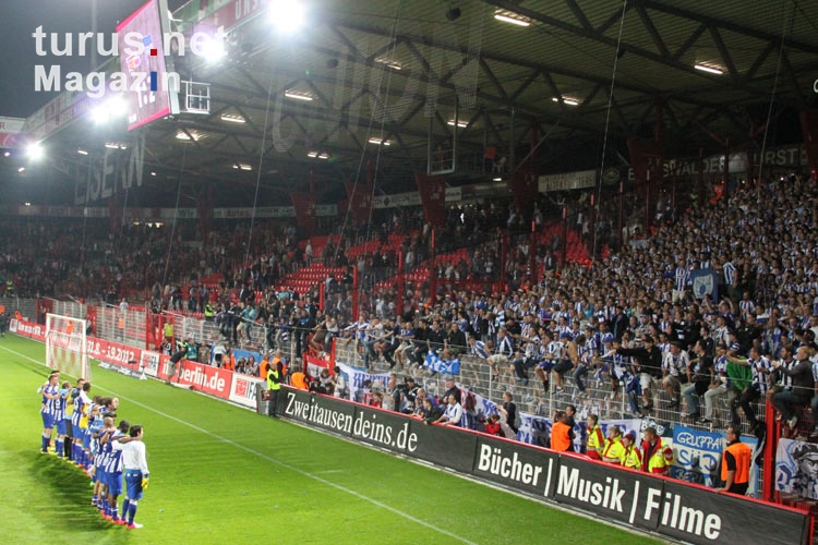 Hertha BSC feiert den 2:1-Sieg bei Union Berlin