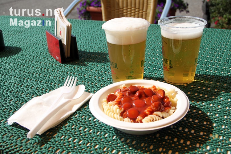 Mittagszeit! Bier und Nudeln mit Wurstgulasch im Stadion Friedrichsfelde