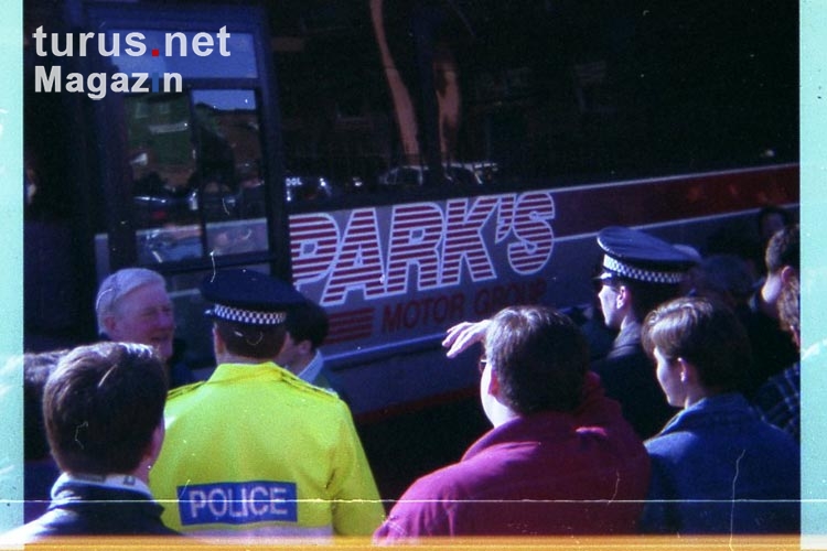 Mannschaftsbus am Stadion von Hibernian Edinburgh, 1994 (Pocketfilm)