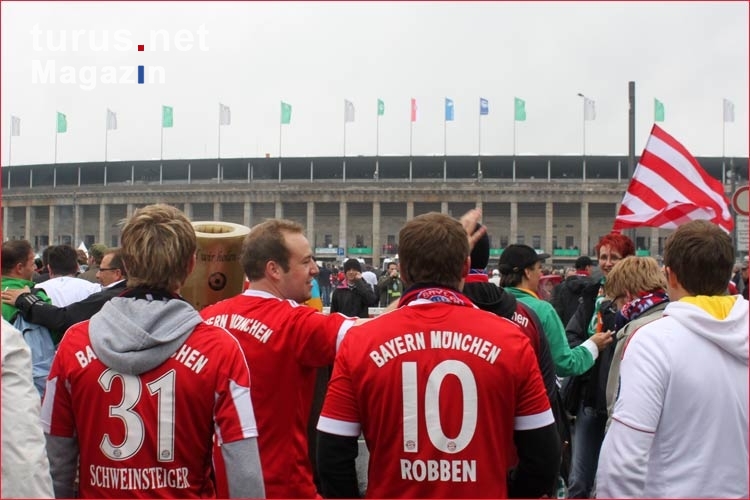 Bayern-Fans vor dem Berliner Olympiastadion