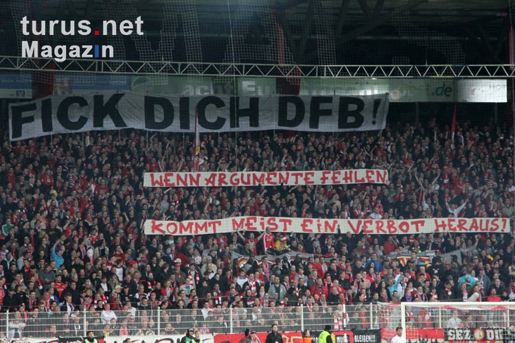 Spruchbänder beim Duell 1. FC Union Berlin gegen Eintracht Frankfurt