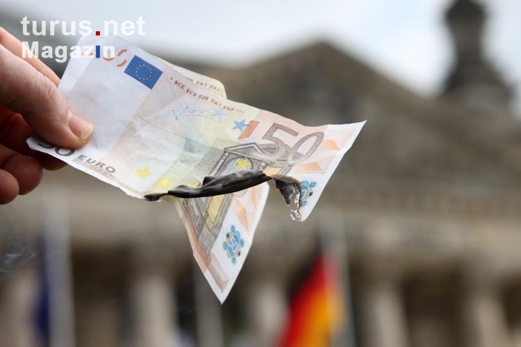 50 Euro verbrennen vor dem Berliner Reichstag
