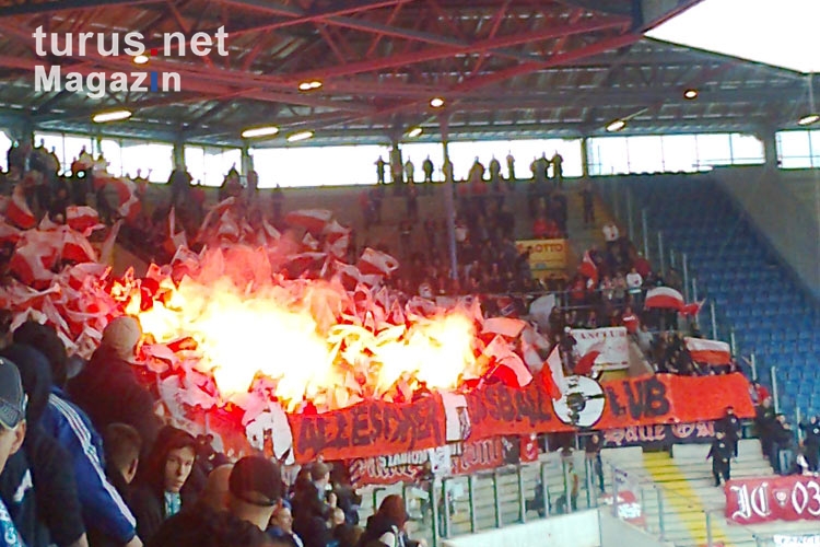 Ultras des Halleschen FC zünden in Rostock Pyrotechnik
