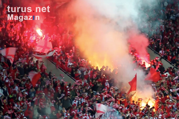 Pyro-Torjubel der Slavia-Fans beim Derby gegen Sparta Praha