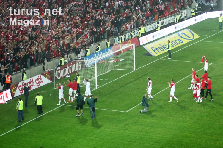 Mannschaft des SK Slavia feiert den 1:0-Sieg gegen Sparta Praha