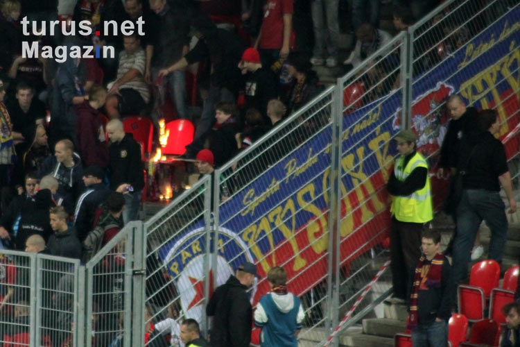Sparta-Fans verbrennen Slavia-Schals 
