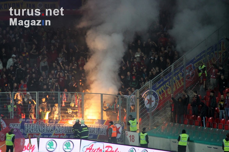 Pyrotechnik und dicke Luft im Block des AC Sparta Praha