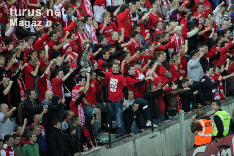 guter Support auf der Tribüne der SK Slavia-Fans