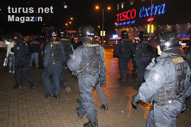 tschechische Polizisten sichern das Prager Derby ab