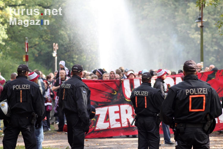 Vorbei am Brunnen: Fan-Marsch des BFC Dynamo in Fürstenwalde