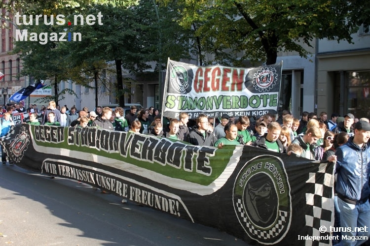 Anhänger von Hannover 96 auf der Fandemo in Berlin