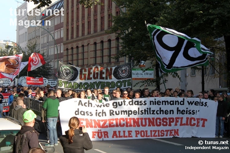 Anhänger von Hannover 96 auf der Fandemo in Berlin
