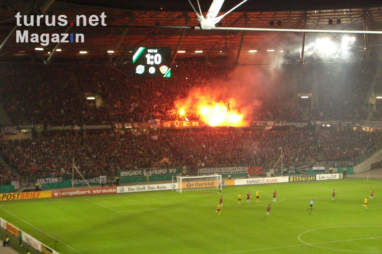 Fans von Hannover 96 zünden nach dem 1:0 gegen Dresden