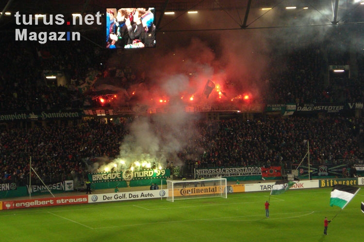 Pyroshow der H96-Fans beim Pokalspiel gegen Dynamo Dresden