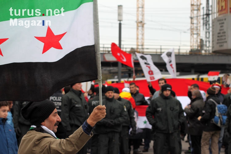 Assad-Gegner und Assad-Anhänger stehen sich in Berlin gegenüber