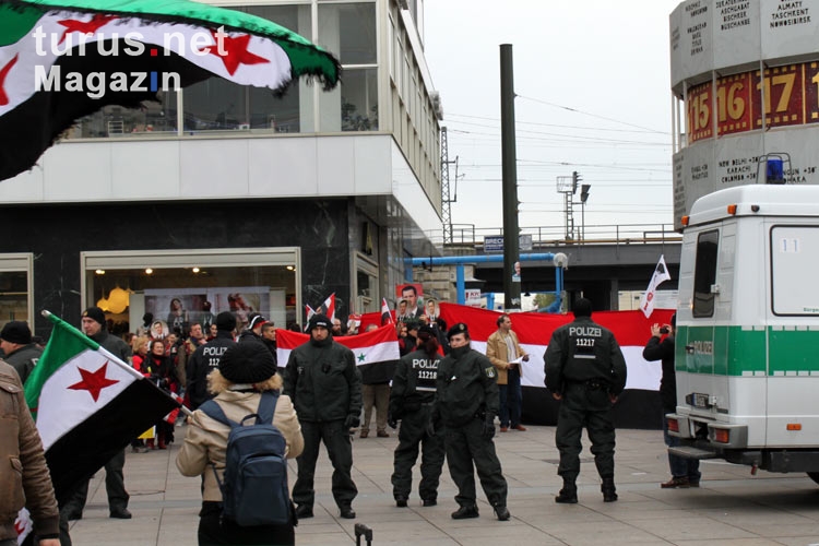Gegner und Befürworter von Baschar al-Assad auf einer Kundgebung