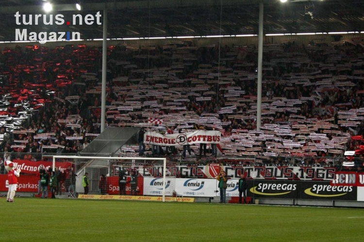 Fans des FC Energie Cottbus beim Spiel gegen Dresden