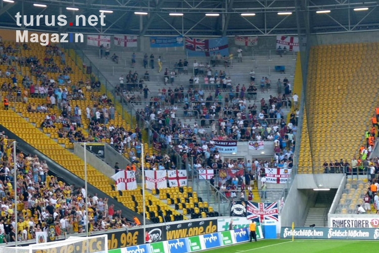 Fans von West Ham United bei Dynamo Dresden