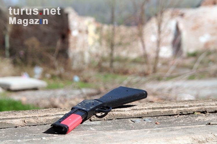 Spielzeuggewehr in einer Kriegsruine in Vukovar