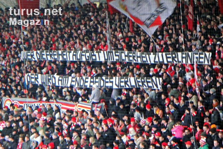 Spruchbänder beim Spiel gegen den VfL Bochum