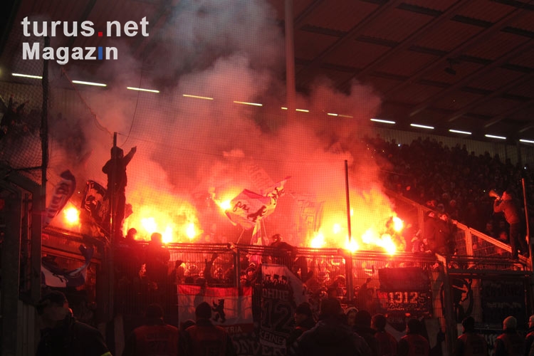 Pyrotechnik bei Energie Cottbus gegen Hertha BSC