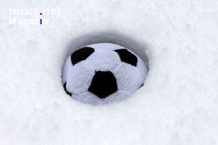 Fußball versinkt im Schnee