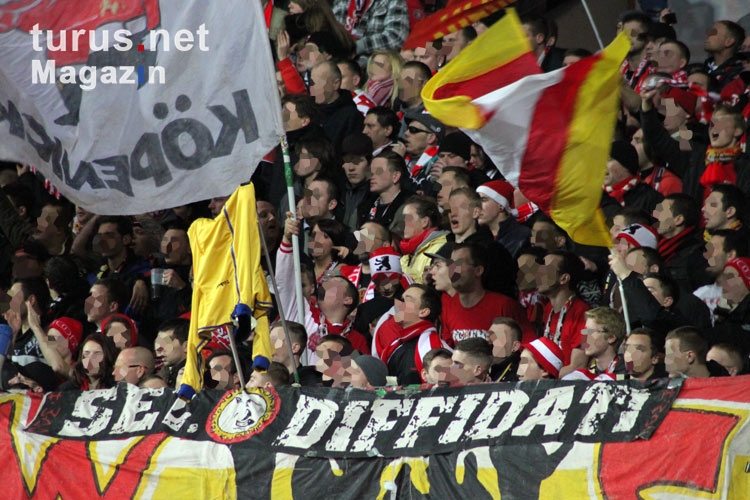 Union-Fans zeigen ein Braunschweig-Shirt