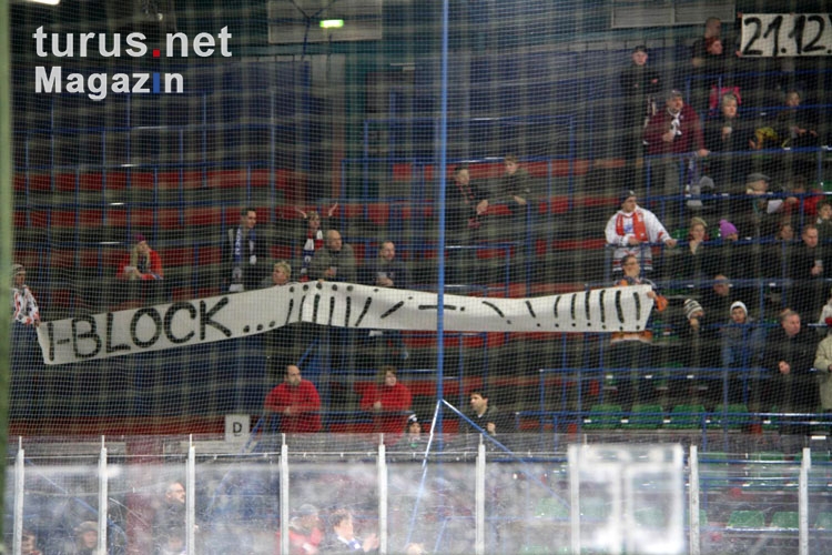 Spruchbänder beim Berliner Eishockey-Derby