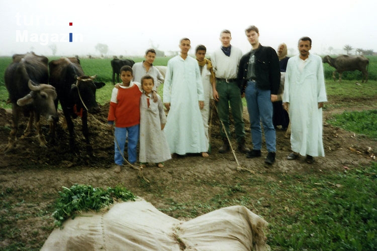 Gruppenfoto auf einem Feld am Nil