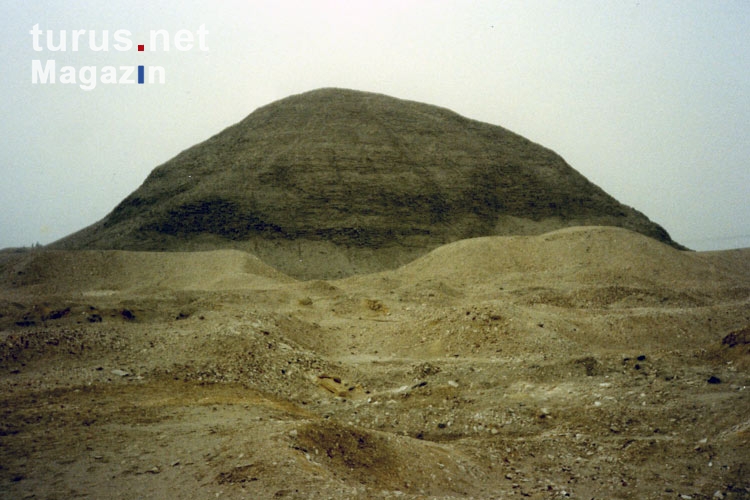 verwitterte Lehmziegel-Pyramide in Ägypten