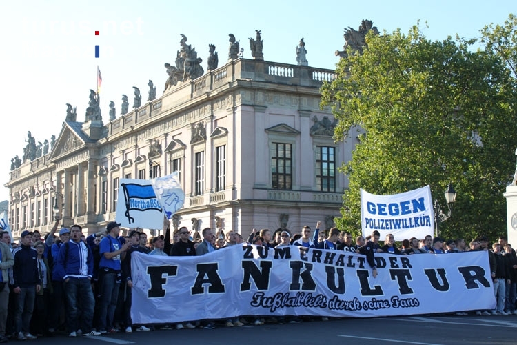 Hertha-Fans bei der Fandemo 2010 in Berlin