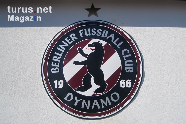 Logo des BFC Dynamo an der Tribüne des Sportforums