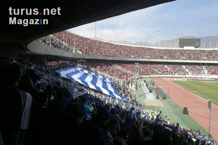 Blockfahne der Fans des FC Esteghlal Teheran beim Derby