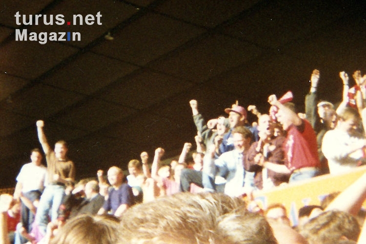 Blick auf die Kölner Jungs im 38er Block des Müngersdorfer Stadions, Anfang der 90er Jahre