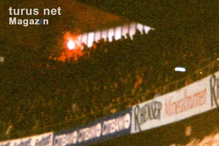 Blick auf die Kölner Jungs im 38er Block des Müngersdorfer Stadions, Anfang der 90er Jahre