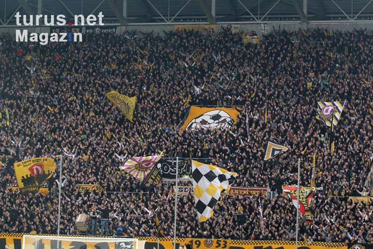 Dynamo Dresden Fans beim Spiel gegen SV Sandhausen