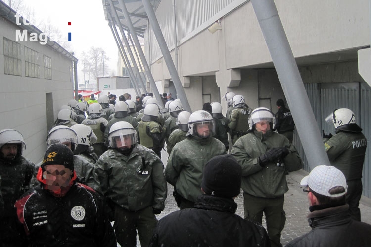 Polizei zeigt am Chemnitzer Block in Halle Präsenz